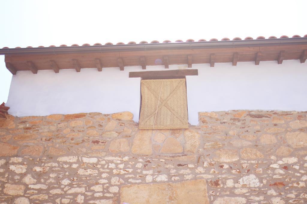 La Grulla Dorada Guest House Perales del Puerto Bagian luar foto